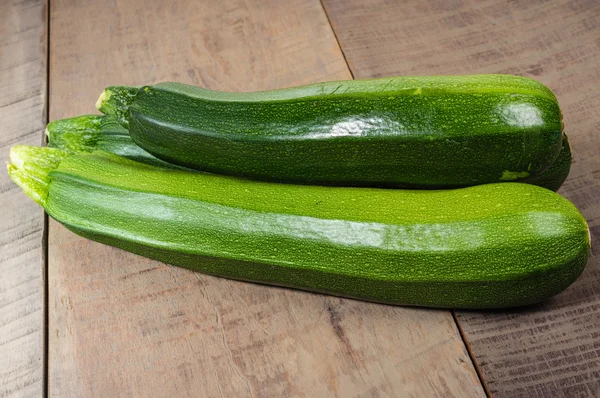 Zucchini-Kürbis auf Holztisch — Stockfoto