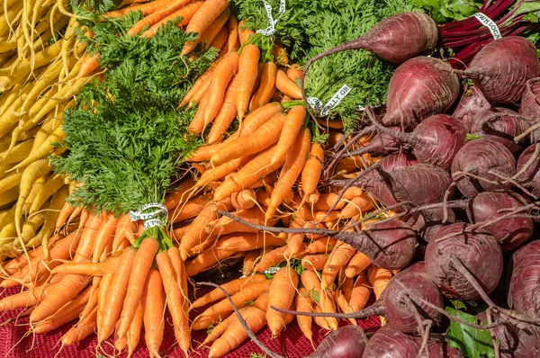 A kijelzőn a piacon friss narancs sárgarépa — Stock Fotó