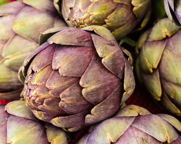 Green artichokes at the farmers market — Stock Photo, Image