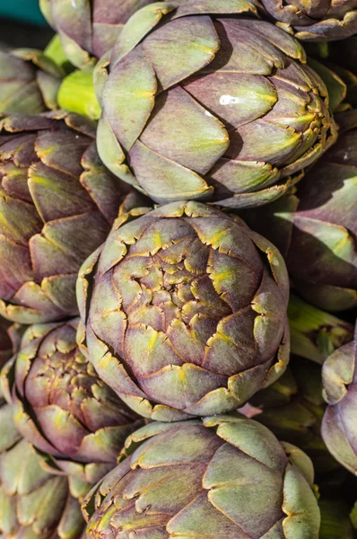 Green artichokes at the farmers market — Stock Photo, Image