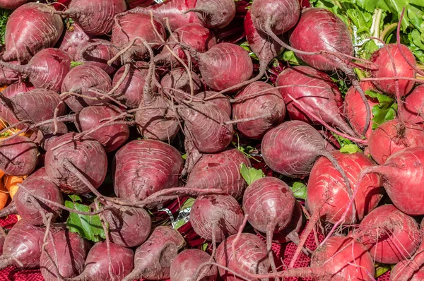 Display of red beets at the market — Stock Photo, Image