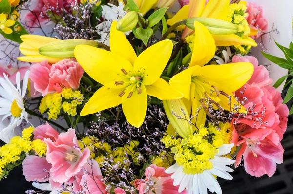 Pacchetto di fiori freschi al mercato — Foto Stock