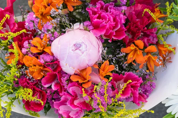 マーケットで新鮮な花の束 — ストック写真