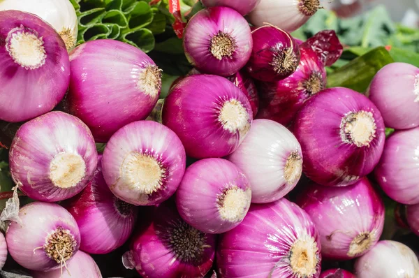 Cebollas rojas o moradas en el mercado — Foto de Stock