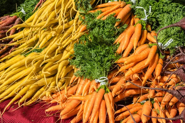 Färska orange morötter på displayen på marknaden — Stockfoto