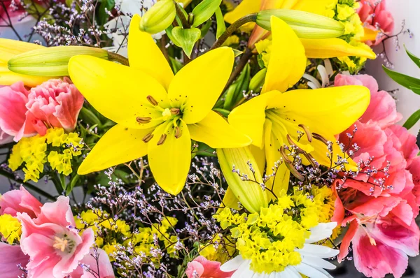 Pacchetto di fiori freschi al mercato — Foto Stock