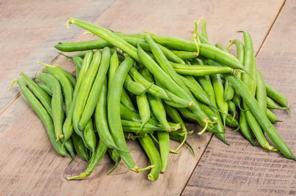 Haricots verts frais sur la table — Photo