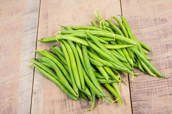 Färska gröna bönor på bord — Stockfoto