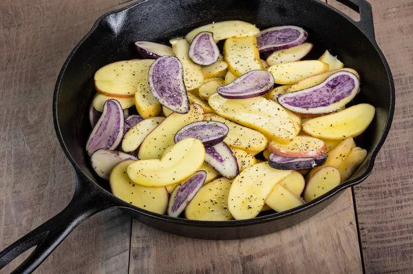 Patatas azules y blancas fritas — Foto de Stock