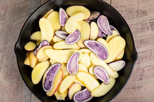 Blue and white potatoes frying — Stock Photo, Image