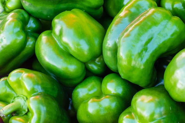 Zelené papriky na displeji na trh — Stock fotografie