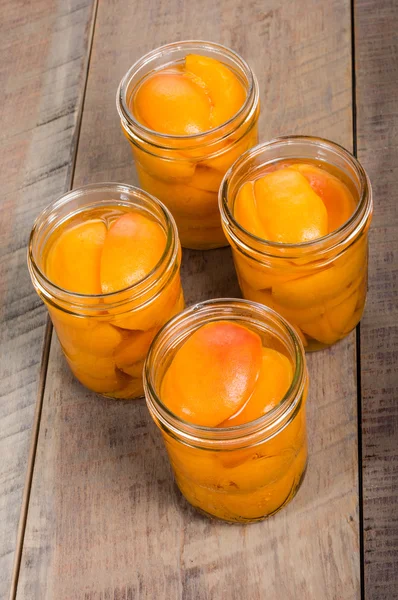 Small mason jars of sliced peaches — Stock Photo, Image