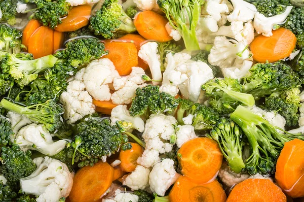 Миска з нарізаних овочів, приготованих для сковороди — стокове фото