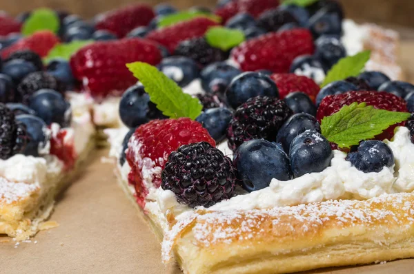 Berry tart cut into squares — Stock Photo, Image