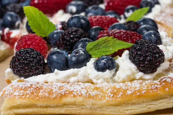 Raspberry taart met verse room laag — Stockfoto
