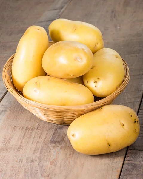 Vit potatis färska plockade i wicker skål — Stockfoto