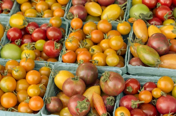 Cajas de tomates cherry en el mercado se desvanecieron —  Fotos de Stock