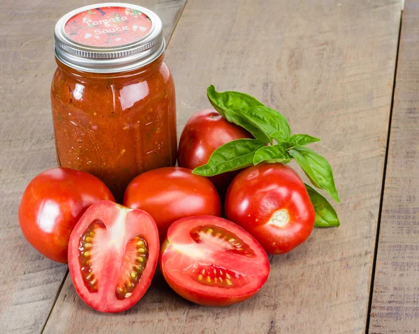 Glas Tomatensauce mit Tomaten — Stockfoto