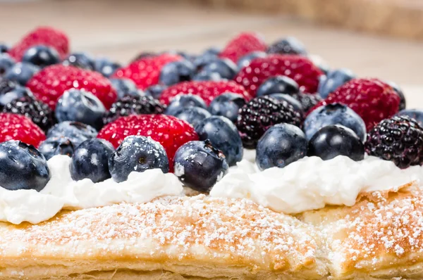 Torta de baga caseira com creme fresco — Fotografia de Stock