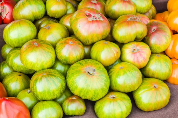Heirloom tomatoes on display at the market — Stock Photo, Image