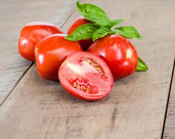 테이블에 신선한 빨간 토마토 — 스톡 사진
