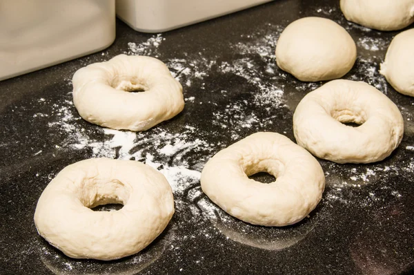 Bagels formados e prontos para assar — Fotografia de Stock