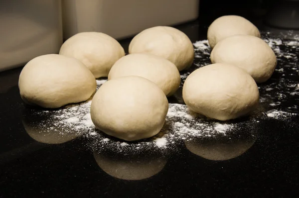 Boules de pâte se levant avant cuisson — Photo