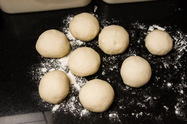 Boules de pâte se levant avant cuisson — Photo