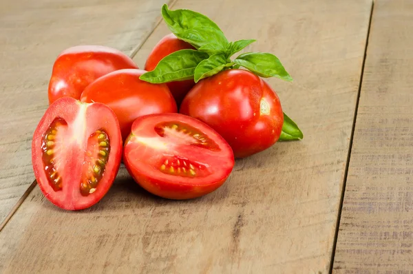 Fresh red sliced tomatoes on a table — Stock Photo, Image