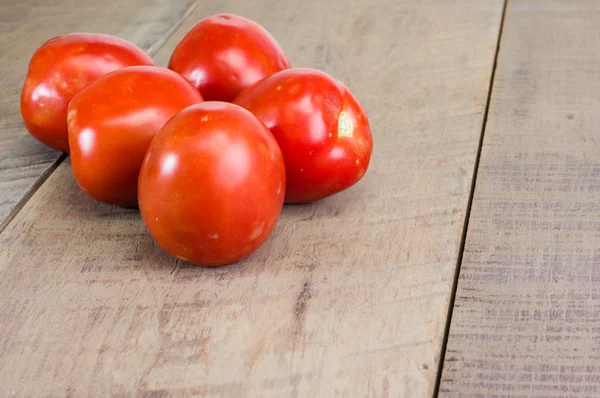 Спелые помидоры на деревянном столе — стоковое фото