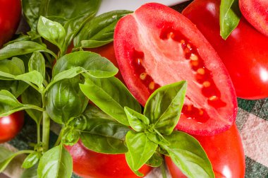 dilimlenmiş Yapıştır domates fesleğen ile