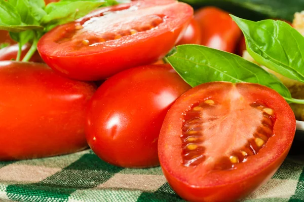 바 질으로 붙여넣기 토마토 슬라이스 — 스톡 사진