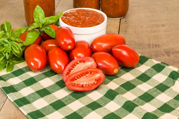 Schüssel mit frischer Tomatensauce mit Basilikum — Stockfoto