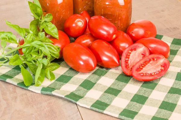 Gläser Sauce mit Tomaten und Basilikum — Stockfoto