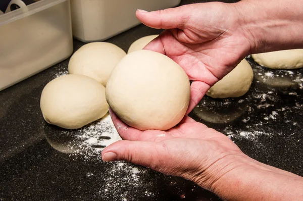 Baker forming bagels from dough — Stock Photo, Image