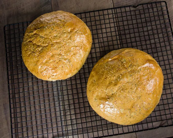 冷却ラックに職人ローズマリーのパン — ストック写真