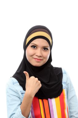 Beyaz adam izole işareti, başparmak ile gülümseyen bir Müslüman