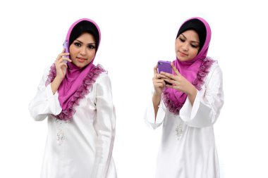 Genç Asyalı Müslüman poz ile handphone