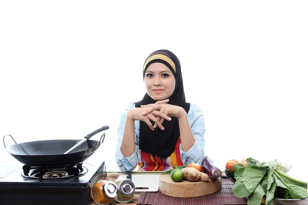 Jovens mulheres muçulmanas prontas para cozinhar com sorriso — Fotografia de Stock