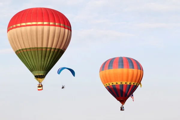 Putrajaya, Maleisië-mar 16: hete luchtballon en paraglider in fl — Stockfoto