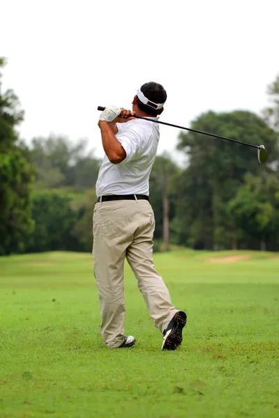 Asian Male golf player teeing off golf ball from tee box — Stock Photo, Image