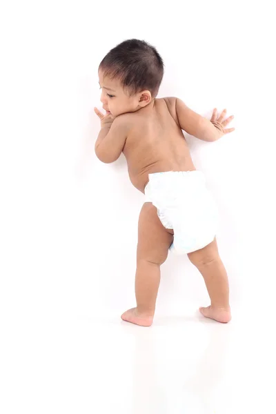 Un año de edad bebé asiático caminando aislado con gran espacio de copia — Foto de Stock