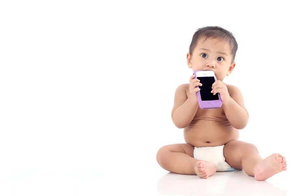 Chorando pouco asiático bebê brinca com celular com espaço de texto Imagens De Bancos De Imagens Sem Royalties