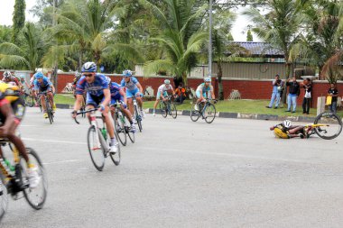 Pahang, Malezya - 1 Mart: vari bisikletçiler küçük kaza