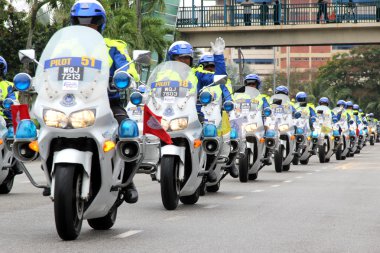 Pahang, Malezya - 1 Mart: es görevliler sıraya trafik polisi
