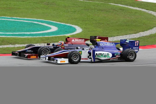 SEPANG, MALAYSIA - MARCH 23: GP2 drivers taking corner during Fr — Stock Photo, Image