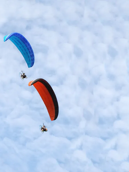 Paralotnia rosnących w błękitne niebo — Zdjęcie stockowe