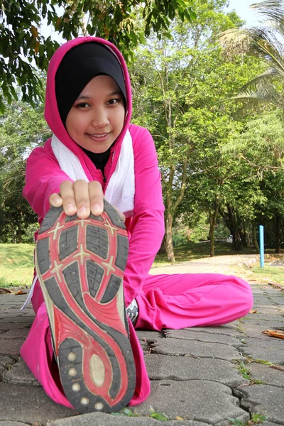 A pretty muslim woman athlete stretching,exercising — Stock Photo, Image