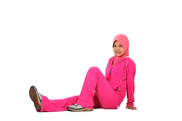 Uma mulher muito muçulmana atleta descansando isolado no branco — Fotografia de Stock