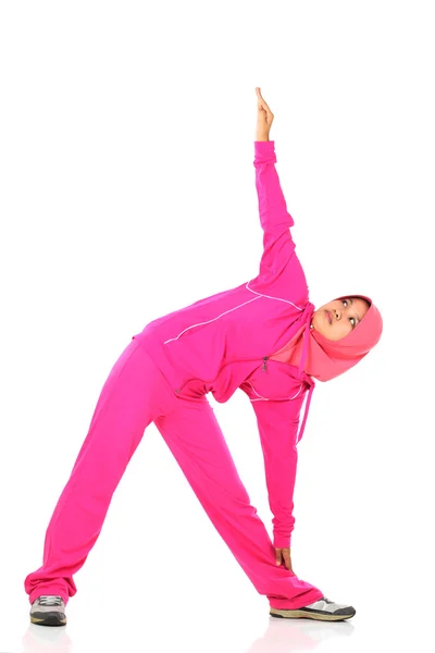 Seorang wanita muslim peregangan tubuhnya sebelum jogging — Stok Foto